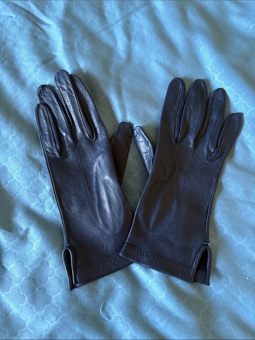 Classic Women’s Navy Blue Leather Gloves